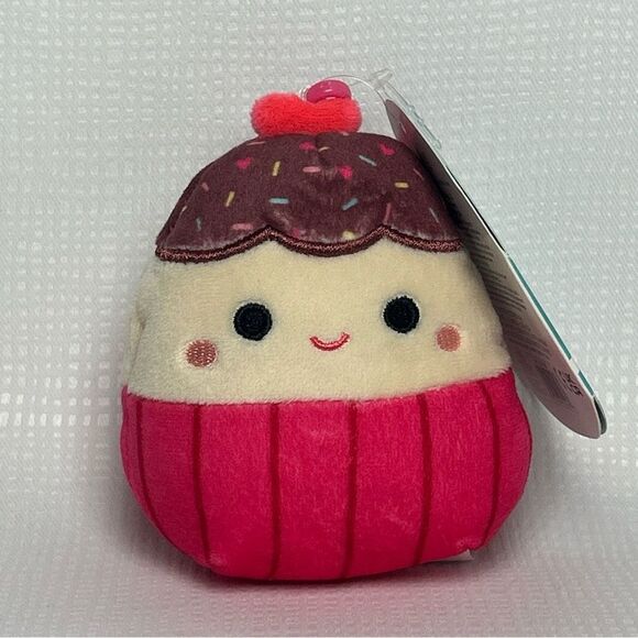 NWT Elpha Cupcake Clip On Keychain Squishmallows Heart Love Birthday - Picture 1 of 5